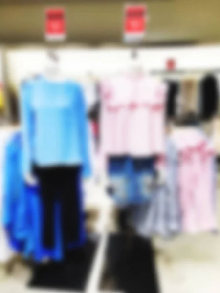 ショッピング モールの服屋でぼやけたマネキン — ストック写真