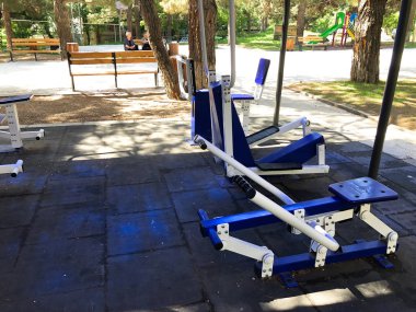 Tbilisi, Georgia-May 17, 2018: Tiflis, Gürcistan'daki genel bir parkta egzersiz donanımları
