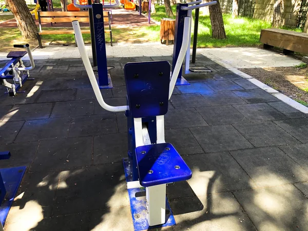 トビリシ、ジョージア州の公共の公園での運動器具 — ストック写真