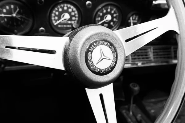 ISRAEL, PETAH TIQWA - 14 de maio de 2016: Exposição de antiguidades técnicas. Mercedes-Benz wheel close view in Petah Tiqwa, Israel — Fotografia de Stock