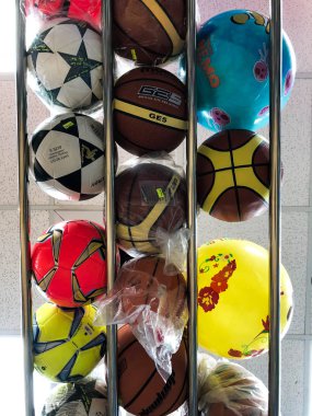 Rishon Le Zion, İsrail - 27 Nisan 2018: çok renkli çocuklar futbol topları depodaki Rishon Le Zion, İsrail