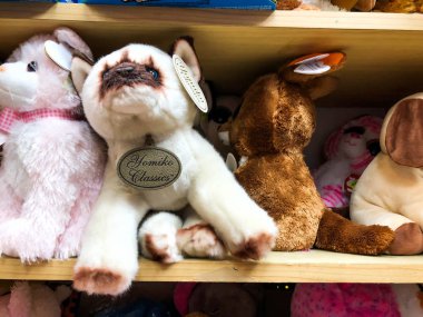 Rishon Le Zion, İsrail deposunda oyuncaklarla raflar Rishon Le Zion, İsrail - 27 Nisan 2018: