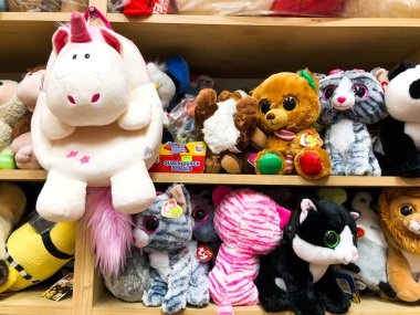 Rishon Le Zion, İsrail deposunda oyuncaklarla raflar Rishon Le Zion, İsrail - 27 Nisan 2018: