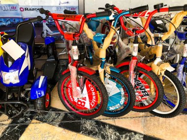 Rishon Le Zion, İsrail - 27 Nisan 2018: satır yeni modern bisiklet dükkanında Rishon Le Zion, İsrail.