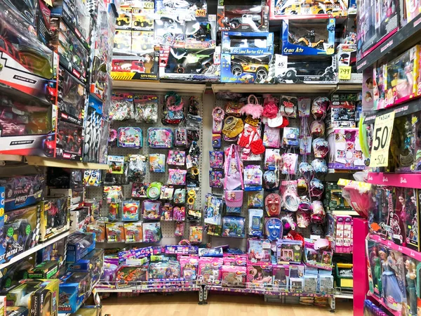 Rishon le zion, Israel - 27. April 2018: Regale mit Spielzeug im Geschäft in rishon le zion, israel — Stockfoto