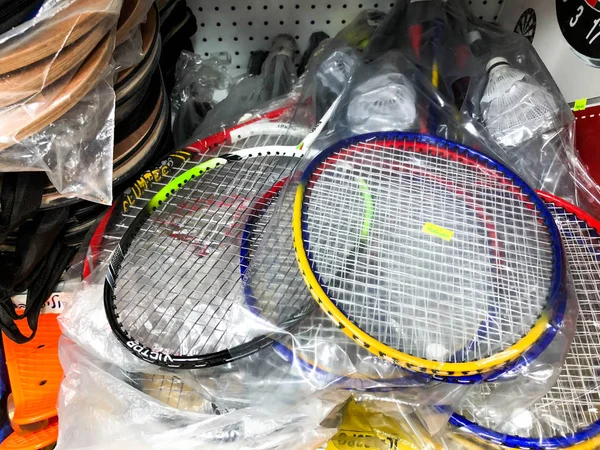 RISHON LE ZION, ISRAEL - 27 DE ABRIL DE 2018: Estantes con raquetas de bádminton en la tienda en Rishon Le Zion, Israel —  Fotos de Stock