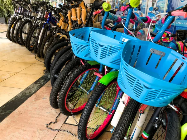 RISHON LE ZION, ISRAEL- APRIL 27, 2018: Row of new modern bicycles in shop in Rishon Le Zion, Israel. — Stock Photo, Image