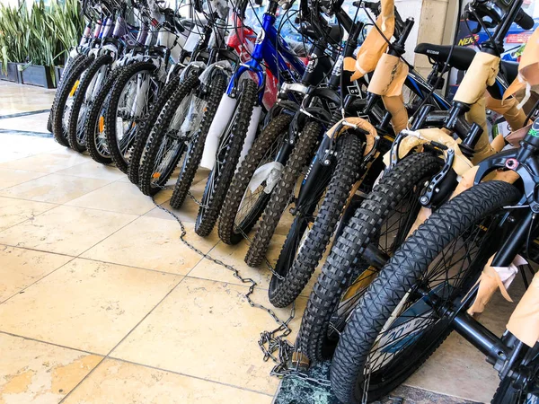 RISHON LE ZION, ISRAEL- APRIL 27, 2018: Row of new modern bicycles in shop in Rishon Le Zion, Israel. — Stock Photo, Image