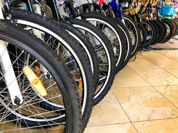 RISHON LE ZION, ISRAEL- APRIL 27, 2018: Row of new modern bicycles in shop in Rishon Le Zion, Israel. — Stock Photo, Image