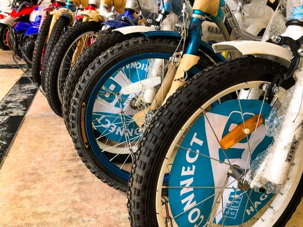 RISHON LE ZION, ISRAEL- APRIL 27, 2018: Row of new modern bicycles in shop in Rishon Le Zion, Israel. — Stock Photo, Image