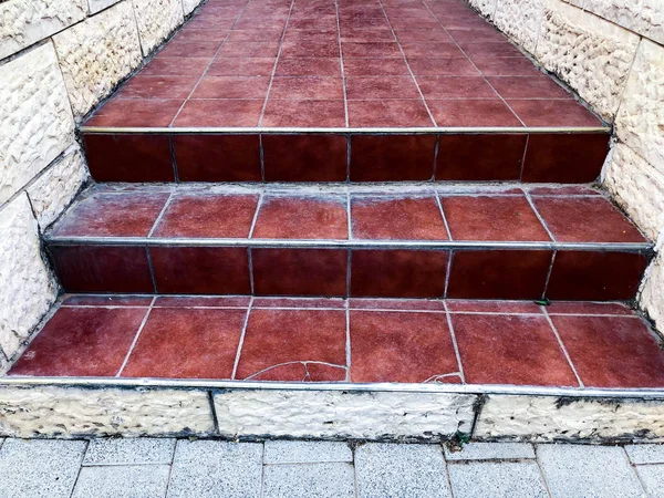 Schritte von rosafarbenem Granit, die irgendwo hinführen. Schöne Treppe — Stockfoto