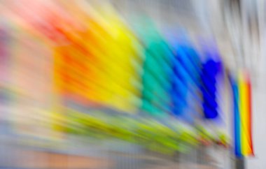 Eşcinsel gökkuşağı bayrağı, soyut hareket bulanıklığı etkisi.