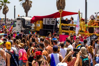 TEL AVIV, ISRAEL- 8 Haziran 2018: Tel Aviv 'de Gay Onur Yürüyüşü, İsrail