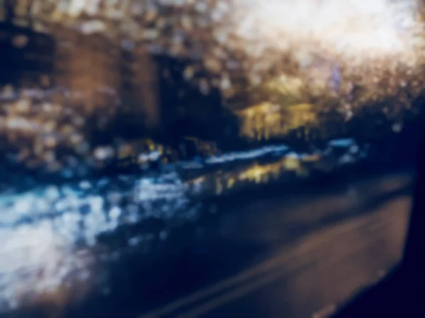 Abstrakte Bewegungsunschärfewirkung. Autolichter auf den Straßen. Regentropfen — Stockfoto