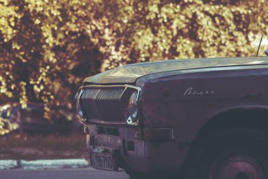 Nova Kakhovka, Ukrayna - 22 Mayıs 2018: Eski araba Volga. Eski model araba geri. Sovyet dönemi mirası.