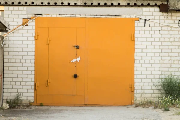 Garagem de tijolo com portões de metal de uma cooperativa de garagem . — Fotografia de Stock