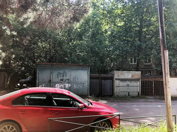 TBILISI, GEORGIA-MAIO 17, 2018: Carro vermelho no quintal da cidade em Tbilisi, Geórgia — Fotografia de Stock