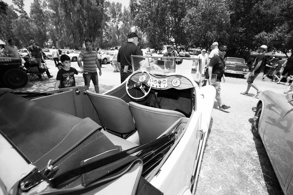 ISRAEL, PETAH TIQWA - 14 MAI 2016 : Exposition d'antiquités techniques. Vieille voiture convertible en Petah Tiqwa, Israël — Photo