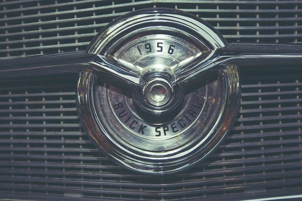 ISRAEL, PETAH TIQWA - 14 MAI 2016 : Exposition d'antiquités techniques. Emblème de voiture Buick Special 1956 à Petah Tiqwa, Israël — Photo