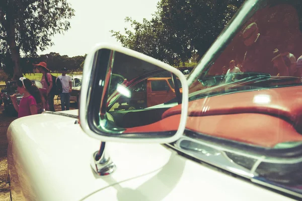 ISRAEL, PETAH TIQWA - 14 MAI 2016 : Exposition d'antiquités techniques. Miroir latéral de voiture en Petah Tiqwa, Israël — Photo