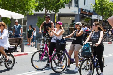 TEL AVIV, ISRAEL- 8 Haziran 2018: Tel Aviv 'de Gay Onur Yürüyüşü, İsrail.