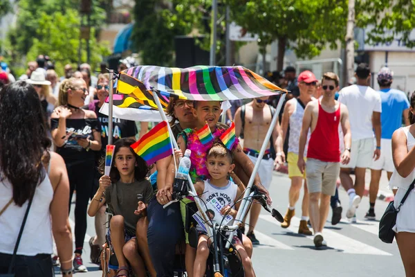 TEL AVIV, ISRAEL- 8 Haziran 2018: Tel Aviv 'de Gay Onur Yürüyüşü, İsrail.