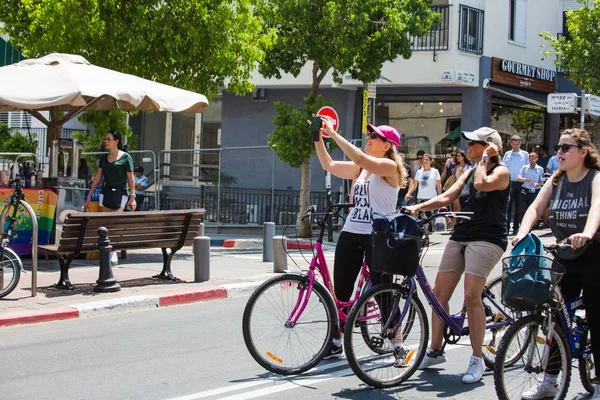 TEL AVIV, ISRAEL- 8 Haziran 2018: Tel Aviv 'de Gay Onur Yürüyüşü, İsrail.