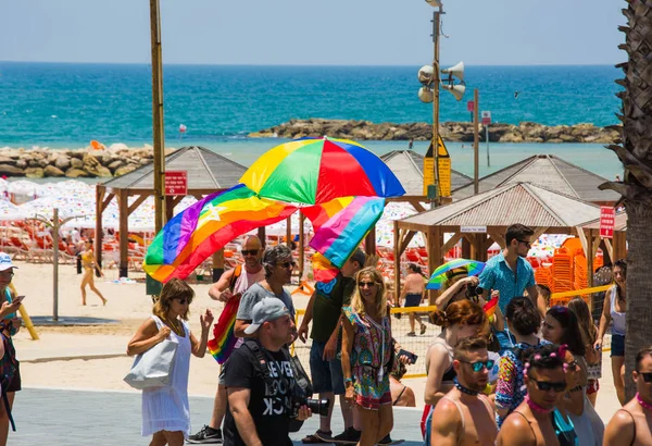 TEL AVIV, ISRAEL- 8 Haziran 2018: Tel Aviv 'de Gay Onur Yürüyüşü, İsrail.