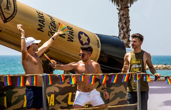 TEL AVIV, ISRAEL- 8 Haziran 2018: Tel Aviv 'de Gay Onur Yürüyüşü, İsrail
