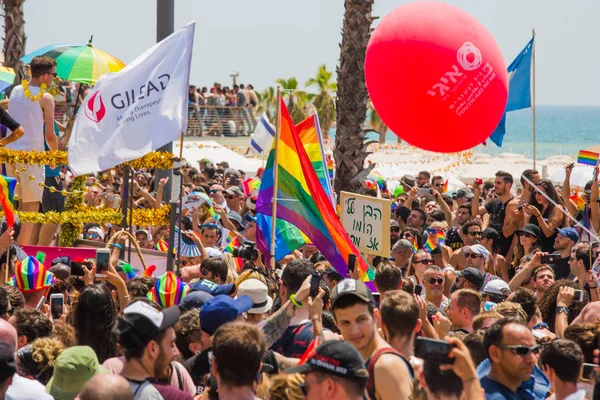 TEL AVIV, ISRAEL- 8 Haziran 2018: Tel Aviv 'de Gay Onur Yürüyüşü, İsrail.