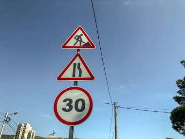 Trafik işareti gökyüzüne karşı: 