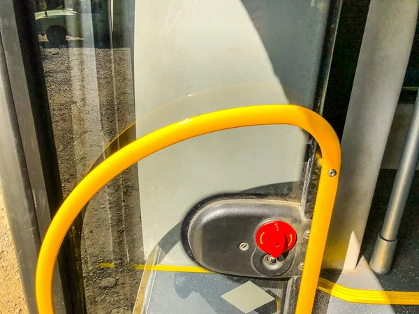 Entrada porta de vidro aberta com corrimão no ônibus da cidade. Fechar tiro — Fotografia de Stock