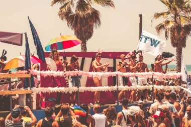 TEL AVIV, ISRAEL- 8 Haziran 2018: Tel Aviv 'de Gay Onur Yürüyüşü, İsrail