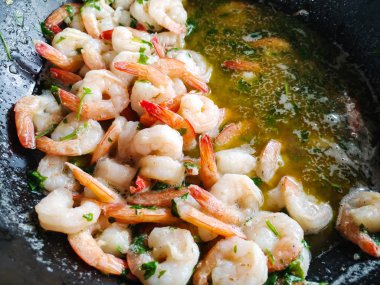  Bir tavada karides pişmiş