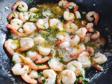  Bir tavada karides pişmiş
