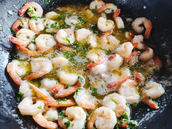  Bir tavada karides pişmiş