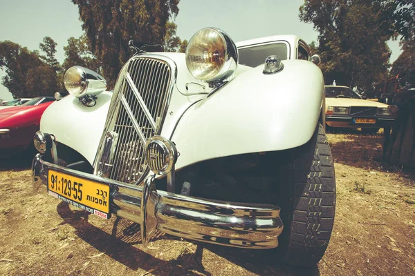 ISRAEL, PETAH TIQWA - MAY 14, 2016: Utstilling av tekniske antikviteter. Klassisk Citroen bil i Petah Tiqwa, Israel – stockfoto