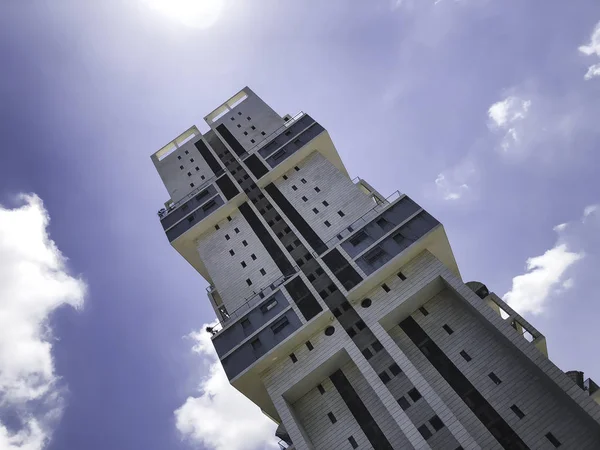 RISHON LE ZION, ISRAEL-JUNE 18, 2018: Edifício residencial alto em Rishon Le Zion, Israel . — Fotografia de Stock