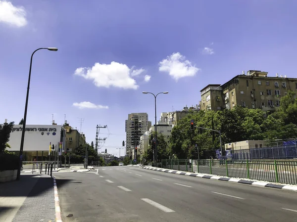 リション ル ザイオン、イスラエル-2018 年 6 月 18 日: リション ル ザイオン、イスラエルで晴れた日に道路上の車 — ストック写真