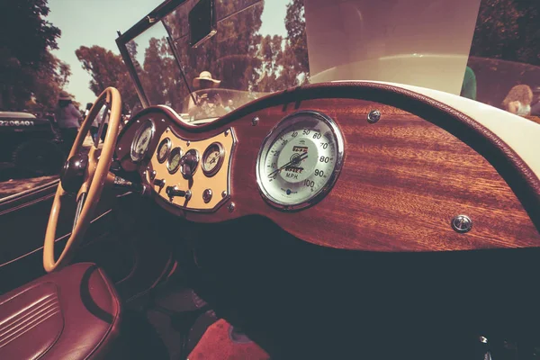 ISRAEL, PETAH TIQWA - MAY 14, 2016:  Exhibition of technical antiques. Steering wheel and dashboard in interior of old retro automobile in Petah Tiqwa, Israel — Stock Photo, Image