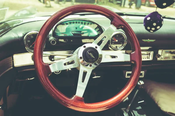 İsrail, Petah Tiqwa - 14 Mayıs 2016: Teknik antika Sergisi. Direksiyon simidi ve Pano iç otomobil Petah Tiqwa, İsrail