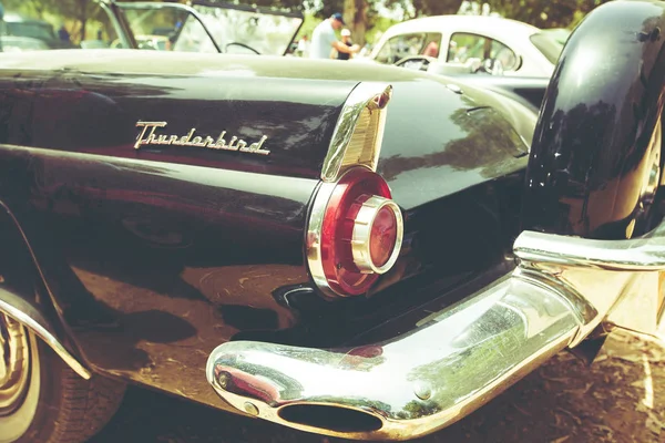 ISRAEL, PETAH TIQWA - 14 DE MAYO DE 2016: Exposición de antigüedades técnicas. Vista trasera del viejo coche retro en Petah Tiqwa, Israel — Foto de Stock