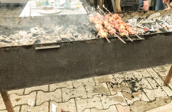 Shashlik mariné se préparant sur un barbecue au charbon de bois. Viande empilée rôtie Chicha kebab populaire en Goergia. Cuisine traditionnelle en Géorgie — Photo