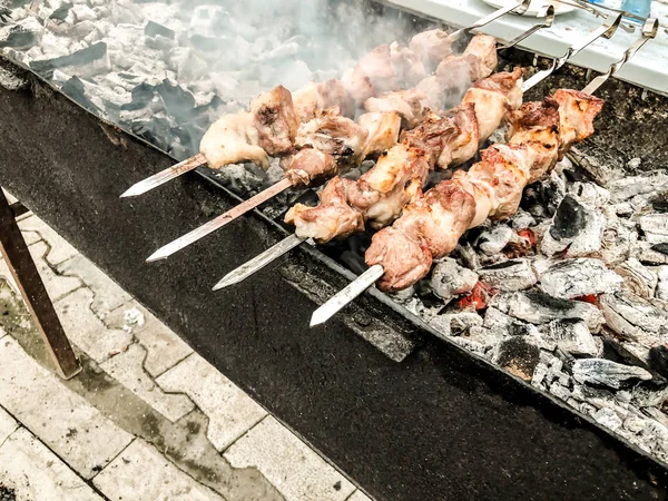 Shashlik marinados preparándose en una parrilla de barbacoa sobre carbón vegetal. Carne apilada asada Shish kebab popular en Goergia. Cocina tradicional en Georgia —  Fotos de Stock