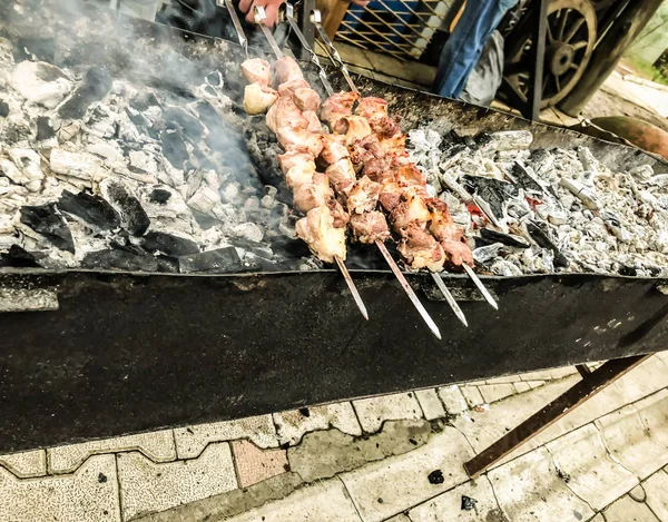 Gemarineerde sjasliek voorbereiden op een barbecue-grill op houtskool. Geroosterde gestapelde vlees Shish kebab populair in Goergia. Traditionele keuken in Georgië — Stockfoto