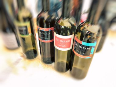 Tiflis, Gürcistan - 12 Mayıs 2018: Gürcüce Festivali şarap ve şarap füniküler Tiflis, Gürcistan'daki üzerinde Mtatsminda Park yapımı