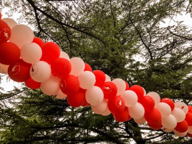 Tiflis, Gürcistan - 12 Mayıs 2018: Gürcüce Festivali şarap ve şarap füniküler Tiflis, Gürcistan'daki üzerinde Mtatsminda Park yapımı