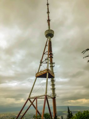 Tiflis, Gürcistan - 12 Mayıs 2018: Gürcüce Festivali şarap ve şarap Mtatsminda Park yapımı. Gökyüzü arka plan üzerinde TV Kulesi