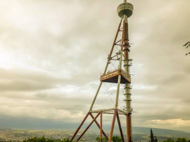 Tiflis, Gürcistan - 12 Mayıs 2018: Gürcüce Festivali şarap ve şarap Mtatsminda Park yapımı. Gökyüzü arka plan üzerinde TV Kulesi