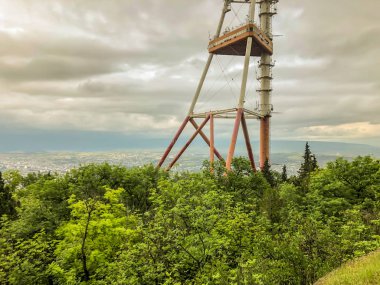 Tiflis, Gürcistan - 12 Mayıs 2018: Gürcüce Festivali şarap ve şarap Mtatsminda Park yapımı. Gökyüzü arka plan üzerinde TV Kulesi